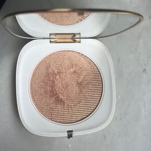 Marc Jacobs Gilty Highlighter- light usage